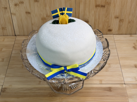 Bild på Studenttårta vit marsipan