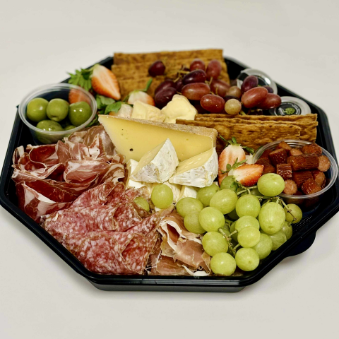 Bild på Ost-& charkbricka med lokala ostar