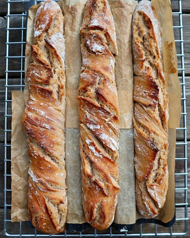 Bild på Medelhavsbaguette med svarta oliver, fetaost, soltorkade tomater.
