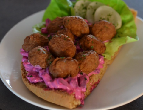 Bild på Köttbullesmörgås med rödbetssallad